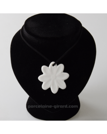 PENDENTIF MARGUERITE DIAMETRE  5.3CM  /